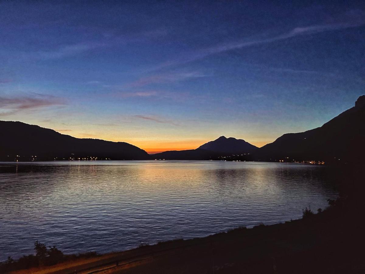 דוסאר Reflet Bleu Du Lac D'Annecy 3 Etoiles - Face Au Lac, Parking Gratuit, Paddle Board מראה חיצוני תמונה